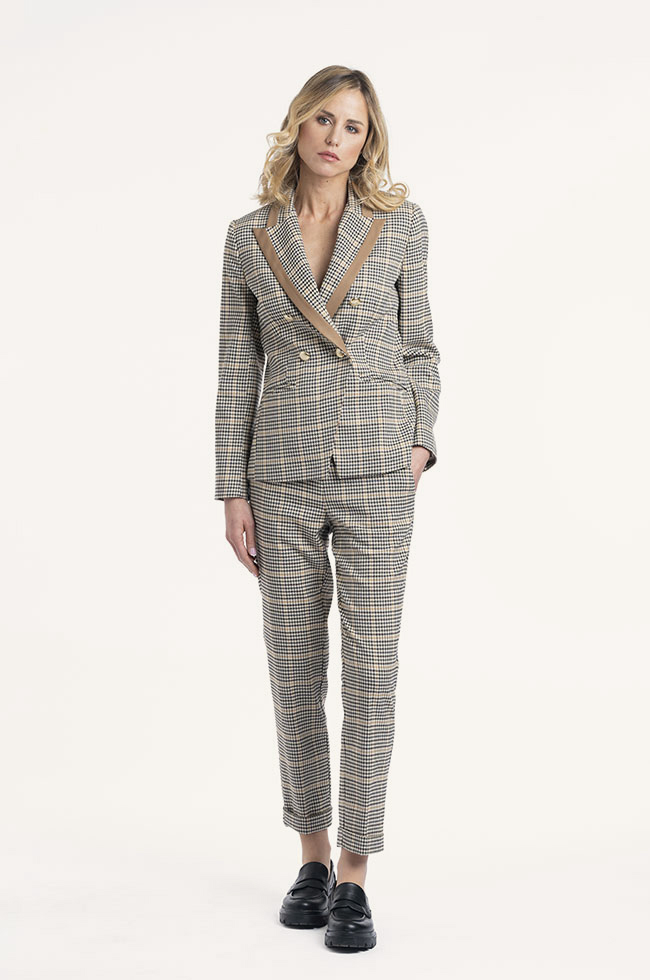 Blazer doppiopetto, pantalone con risvolto